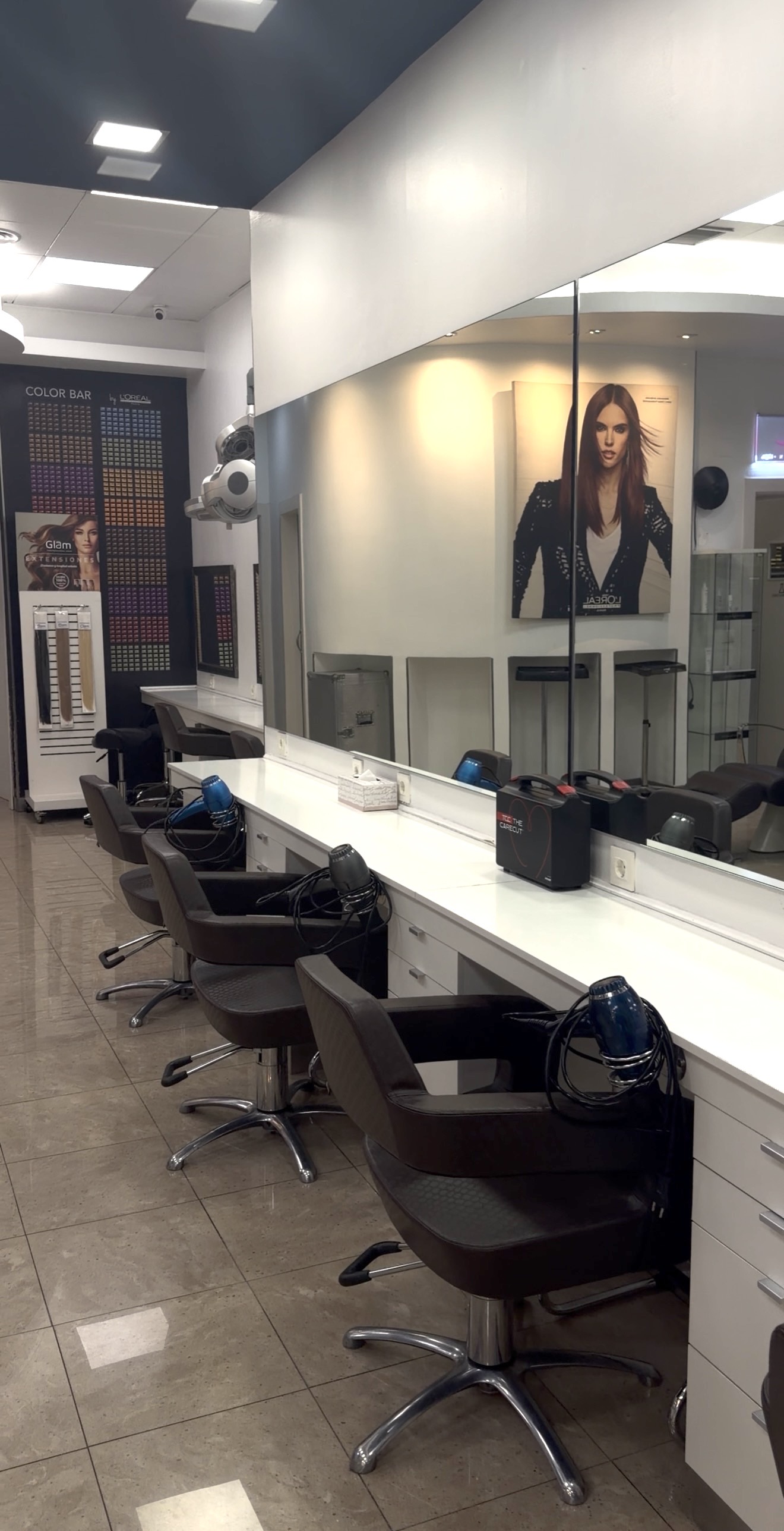 foto de las sillas principales del salón foto de las sillas principales del salón